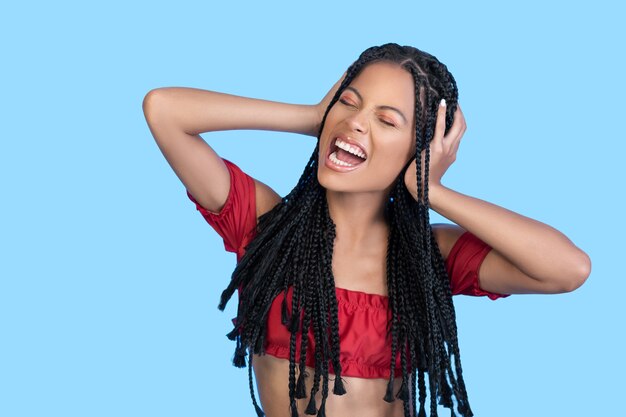 Portret van een vrouw met dreadlocks, ze bedekte haar oren met haar handen