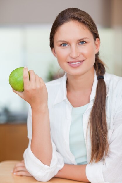 Portret van een vrouw met een appel