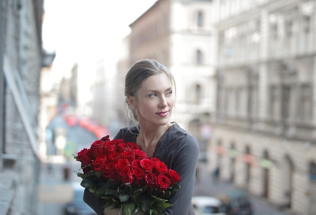 portret van een vrouw met een boeket rozen