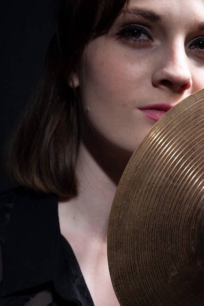 portret van een vrouw met een drumbekken in haar handen