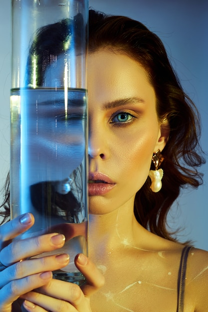 Portret van een vrouw met een fles water
