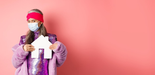 Foto portret van een vrouw met een geschenk