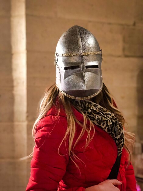 Portret van een vrouw met een harnas op het hoofd