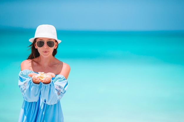 Portret van een vrouw met een hoed tegen de zee