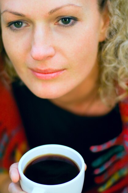 Foto portret van een vrouw met een koffiekop