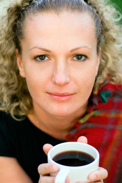 Foto portret van een vrouw met een koffiekop