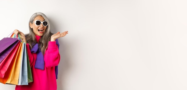 Foto portret van een vrouw met een masker op een witte achtergrond