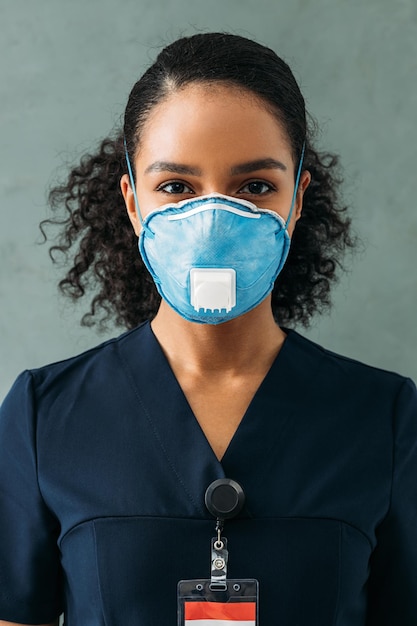 Foto portret van een vrouw met een masker