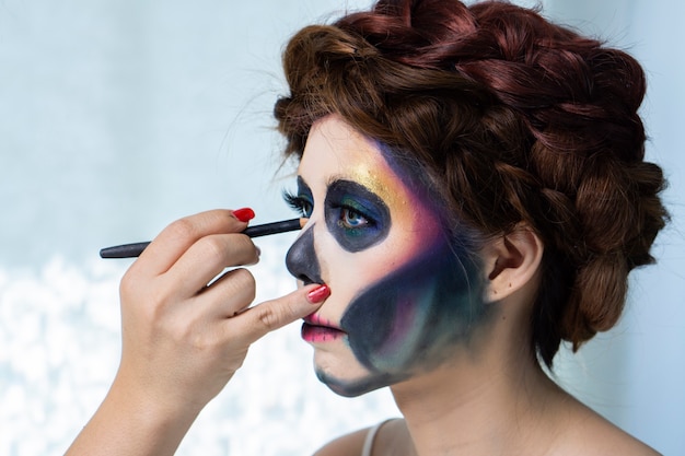 Portret van een vrouw met een schedelmake-up