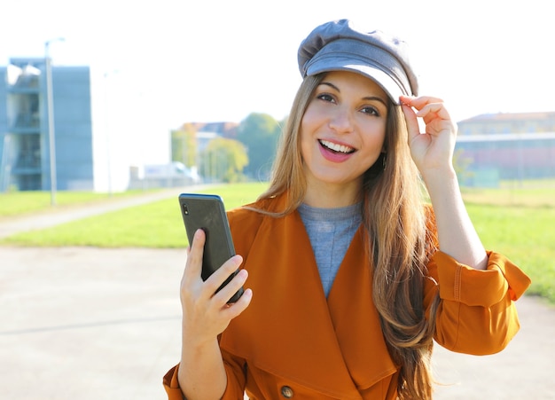 Portret van een vrouw met een smartphone