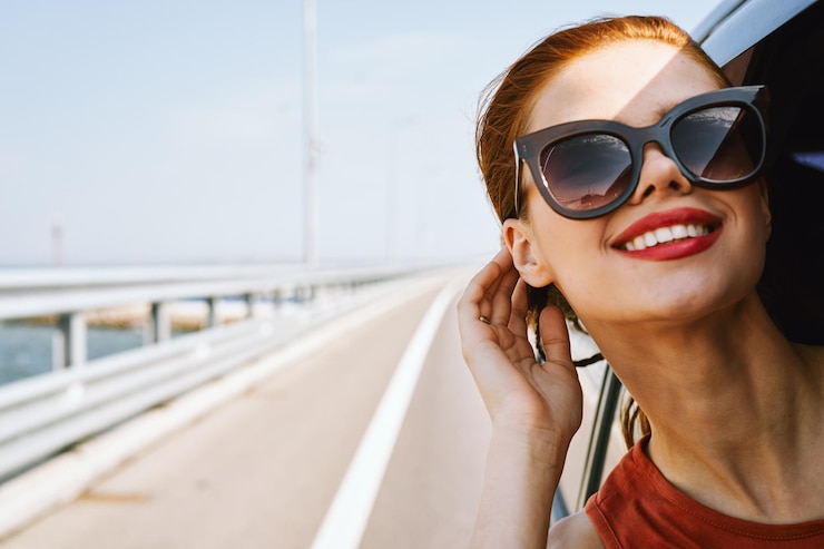 Foto portret van een vrouw met een zonnebril tegen de lucht