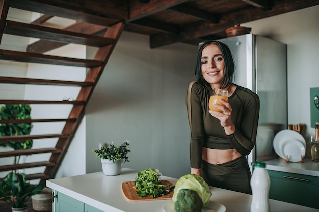 Portret van een vrouw met eten op tafel
