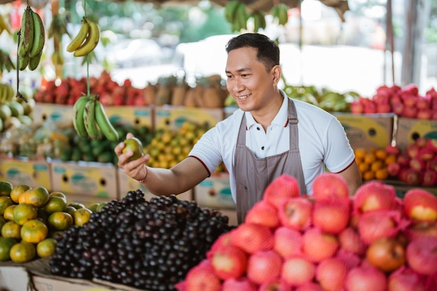 Portret van een vrouw met fruit in haar hand