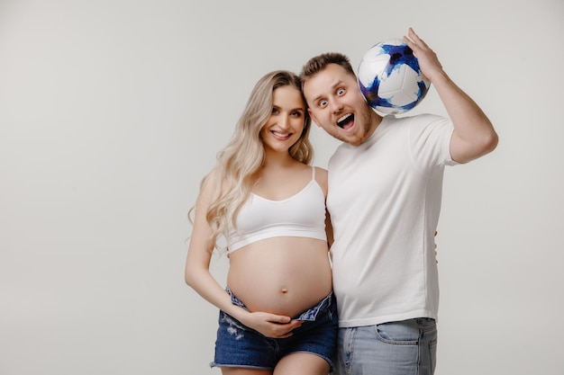 Portret van een vrouw met haar echtgenoot zwangere vrouw op witte achtergrond The happy family