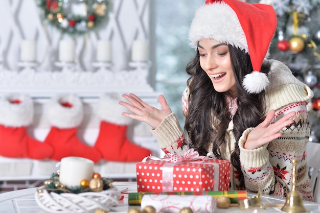 Portret van een vrouw met kerstcadeau