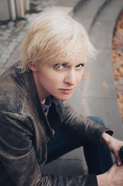 Foto portret van een vrouw met kort blond haar