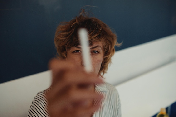 Foto portret van een vrouw met krijt