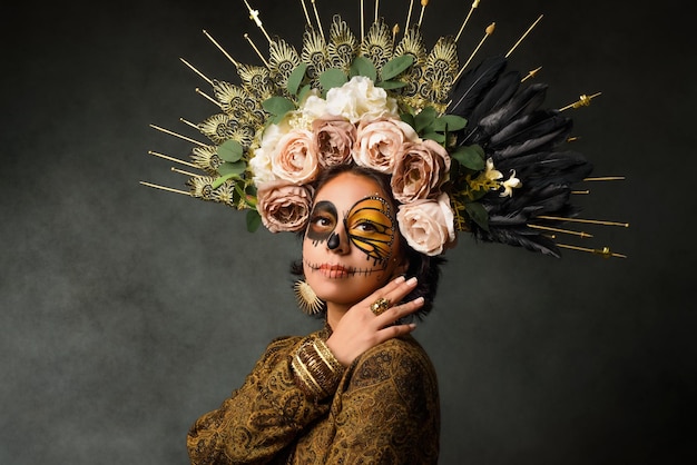 Portret van een vrouw met make-up van de suikerschedel Catrina-portret Halloween en dag van de dode make-up