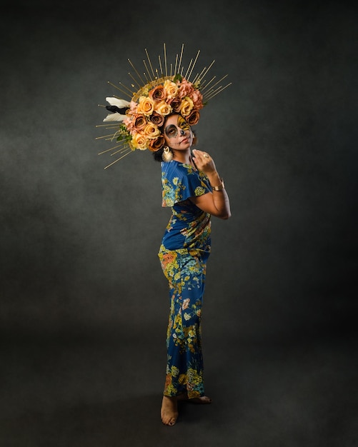 Foto portret van een vrouw met make-up van de suikerschedel catrina-portret halloween en dag van de dode make-up