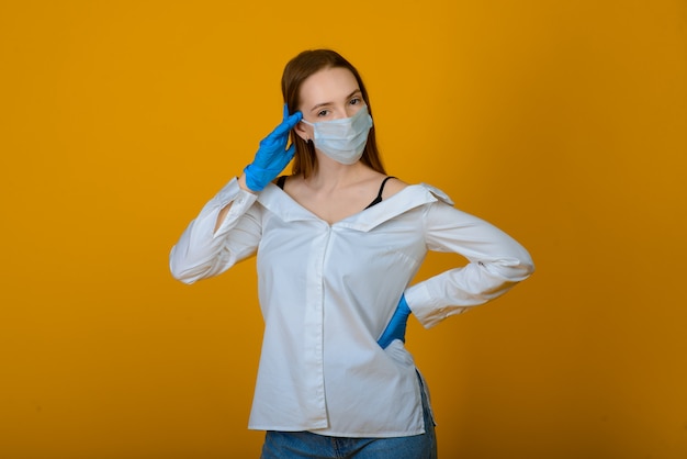 Portret van een vrouw met medische masker