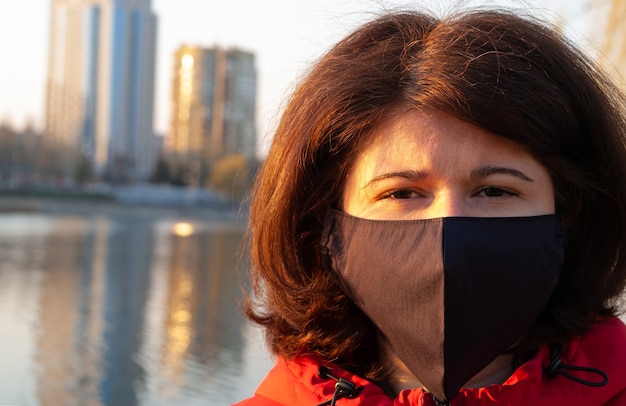 Foto portret van een vrouw met met de hand gemaakt zwart kleurenmasker