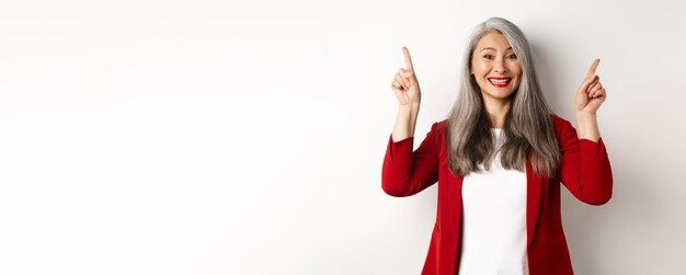 Foto portret van een vrouw met opgeheven armen op een witte achtergrond