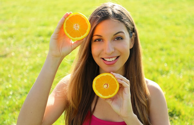 Portret van een vrouw met oranje helften