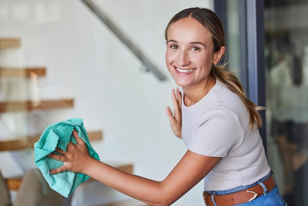 Portret van een vrouw met raam voor schoonmaak met behulp van een doek in een appartement, huis of huis met rijkdom, horeca of zaken