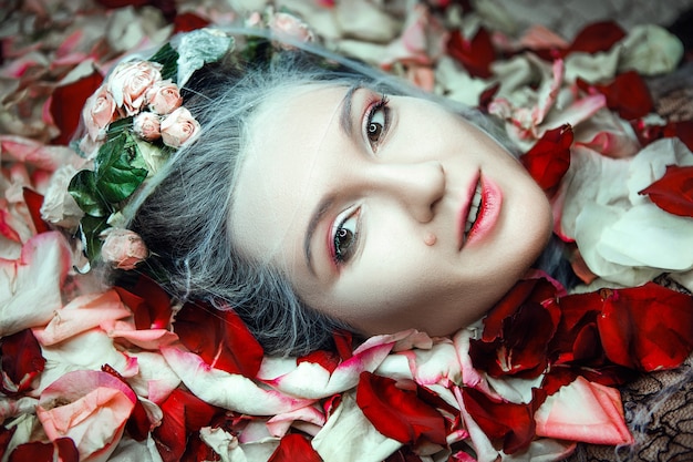 Portret van een vrouw met rozen close-up
