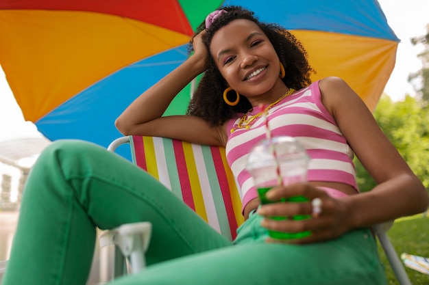 Portret van een vrouw met slurpee