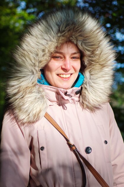 Foto portret van een vrouw met warme kleding die buiten staat