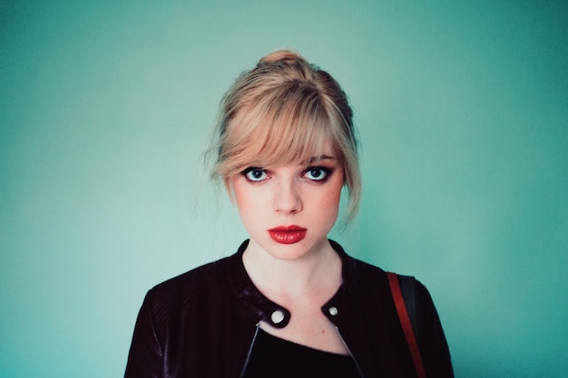 Portret van een vrouw op blauwe achtergrond