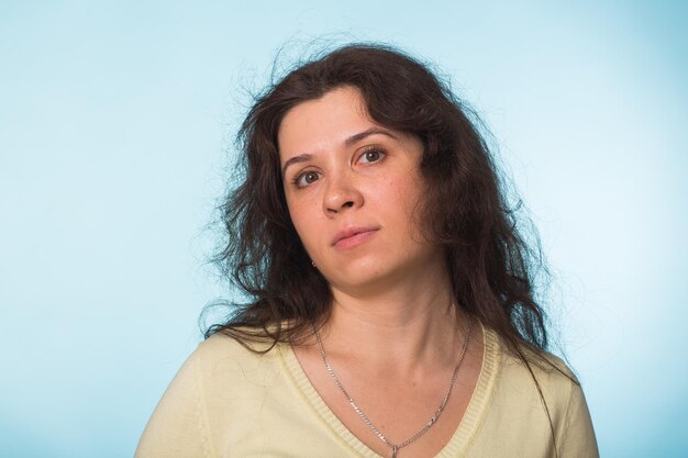 Foto portret van een vrouw op blauwe achtergrond