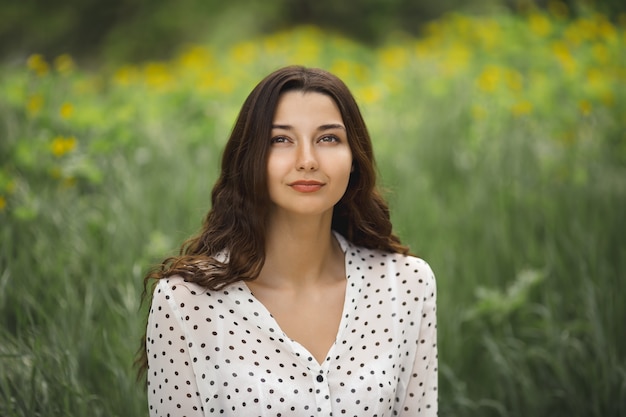 Portret van een vrouw op de groene lenteweide