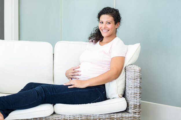 Portret van een vrouw op de sofa