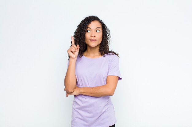 portret van een vrouw op een witte achtergrond