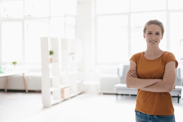 Portret van een vrouw op een zolder