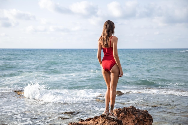 Portret van een vrouw op het strand oceaan eenheid met de natuur gezonde levensstijl