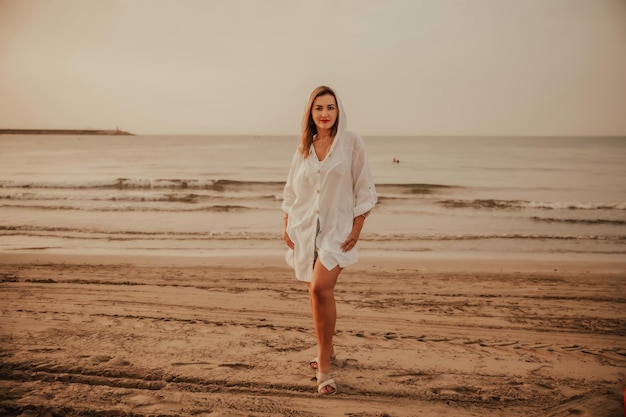 Portret van een vrouw op het strand oceaan eenheid met de natuur gezonde levensstijl