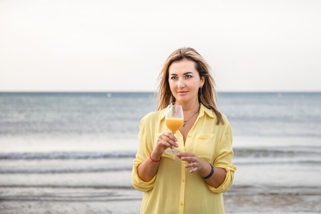 Portret van een vrouw op het strand oceaan eenheid met de natuur gezonde levensstijl