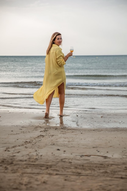 Portret van een vrouw op het strand oceaan eenheid met de natuur gezonde levensstijl