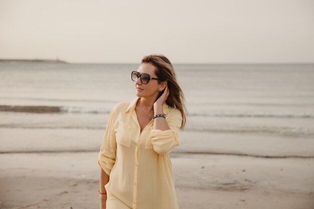 Portret van een vrouw op het strand oceaan eenheid met de natuur gezonde levensstijl