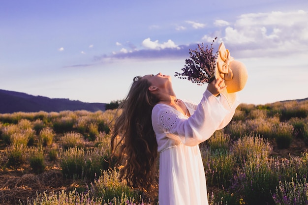 Portret van een vrouw staat tussen de lavendelplantages