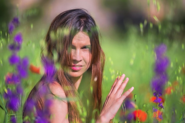 Foto portret van een vrouw te midden van bloeiende planten