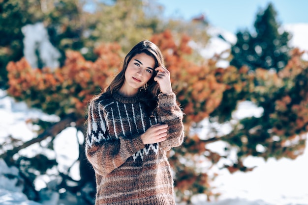 Portret van een vrouw tegen bomen tijdens de winter