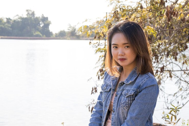 Foto portret van een vrouw tegen een meer