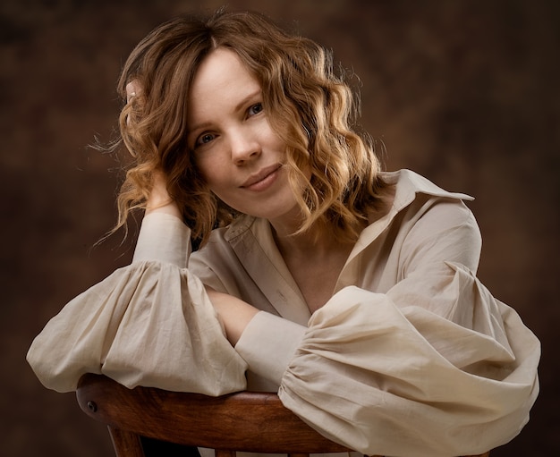 Portret van een vrouw van veertig jaar in een beige overhemd in neutrale kleuren