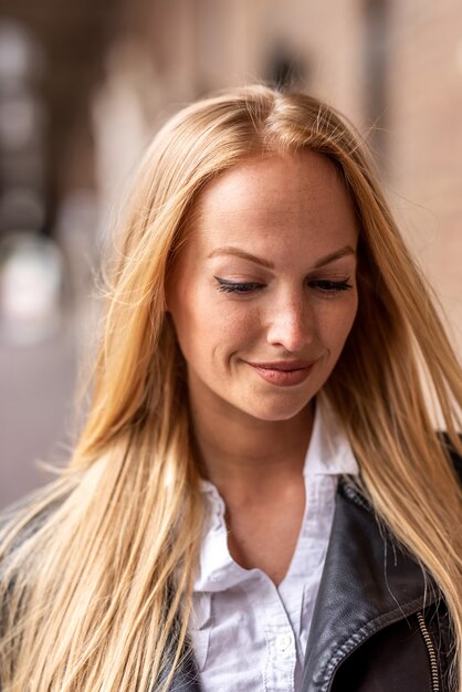 Portret van een vrouw voor een historisch gebouw