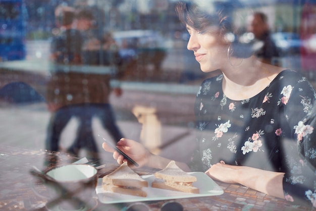 Portret van een vrouw zitten in een café