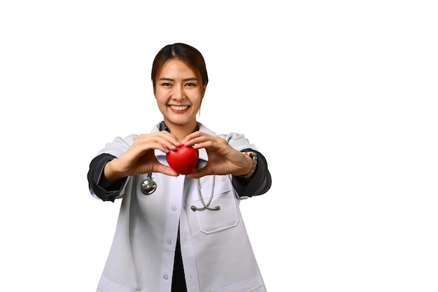 Portret van een vrouwelijke arts-cardioloog met een rood hart geïsoleerd op een witte achtergrond Cardiologie medisch en gezondheidszorgconcept